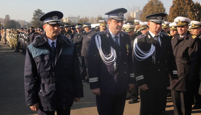 Poliția Constanța, prezentă la ceremoniile Zilei Naționale a României - 1decembriedepunerecoroanevalenti-1322738171.jpg