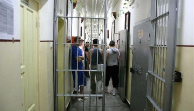 GEST EXTREM ÎN PENITENCIAR. CRIMINALUL CARE ȘI-A UCIS FIICA S-A SINUCIS - 1deinutdinpenitenciarduslaspital-1494401203.jpg