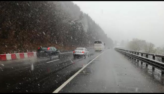 Trafic restricţionat pe Valea Oltului după ce un TIR a derapat - 1df1254d2900456a83c9961a45a5da95-1611827905.jpg
