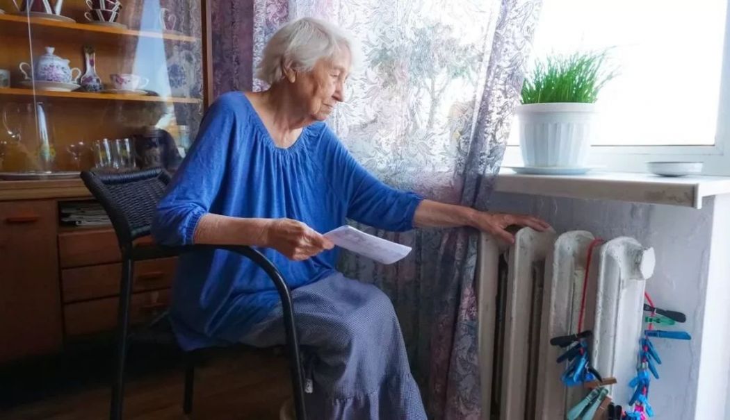 Familiile cu venituri mici pot depune cereri pentru ajutorul de încălzire - 1elderlywomannexttoradiator1068x-1762072637.jpg
