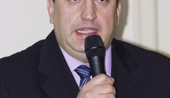 Dănuț Epure, primul economist aspirant la funcția de rector - 1epure-1328129657.jpg