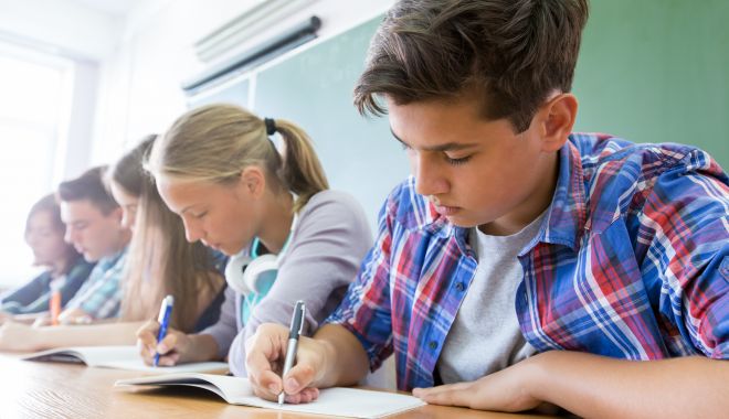 Elevii intră de vineri în vacanţa de vară 2023. Profesorii au patru zile să încheie mediile