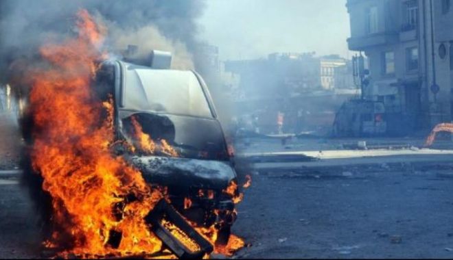 Doi reporteri au murit după ce o mașină-capcană a sărit în aer - 1f8b10df2c9b4ff53bba431ab9d977a8-1562996611.jpg