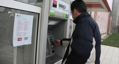 Prinși în timp ce scoteau bani dintr-un bancomat, cu carduri false - 1fff5826e0a77cce939511ce96c08204.jpg