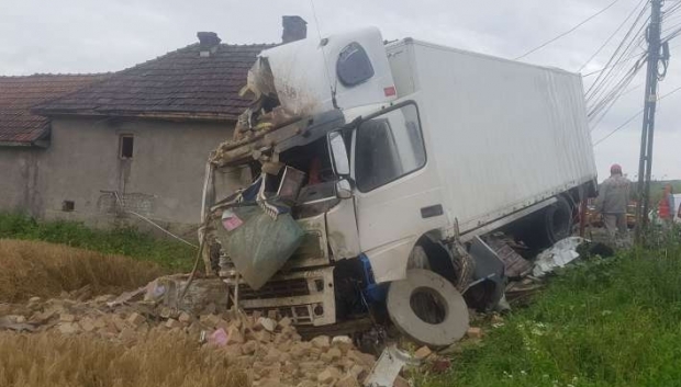 Un copil de 3 luni a fost rănit după ce un autocamion a intrat într-o casă - 1img20180627wa003588655700-1530109615.jpg