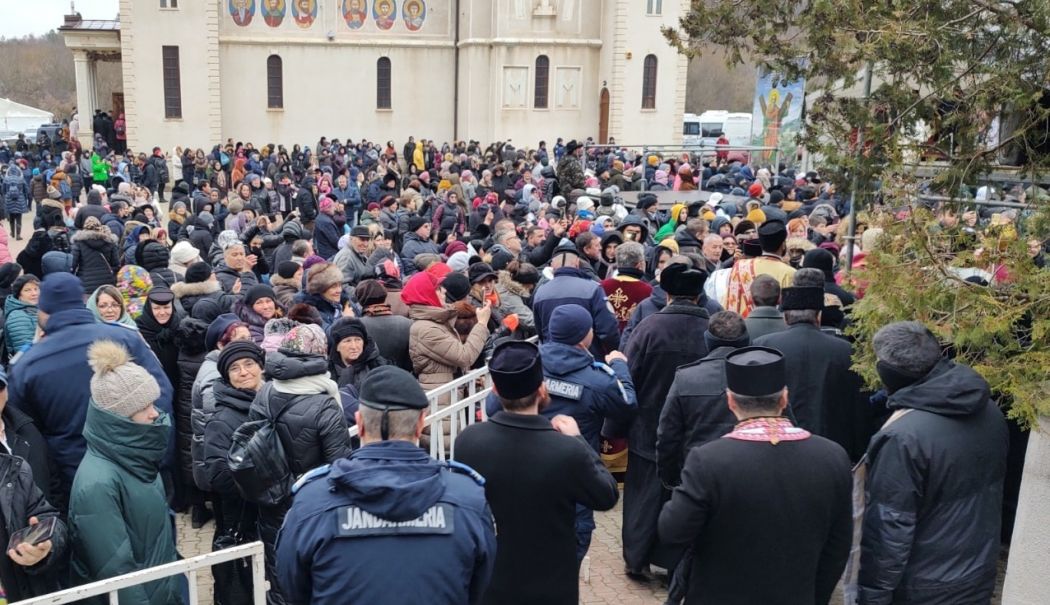 Zeci de constănțeni, prezenți la mănăstirea „Peștera Sfântului Apostol Andrei”