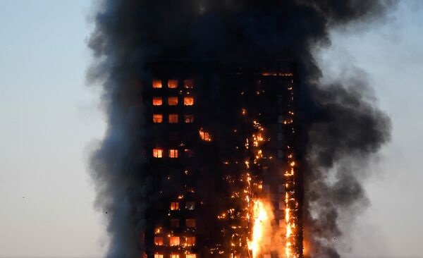 GALERIE FOTO. INCENDIU LA LONDRA / Un bloc de locuințe cu 30 de etaje cuprins de flăcări. Peste 30 de răniți - 1jpg-1497417684.jpg
