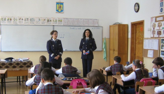 Polițiștii constănțeni, în vizită la o școală din Năvodari - 1maipolitistiinviyitalaoscoaladi-1367392456.jpg