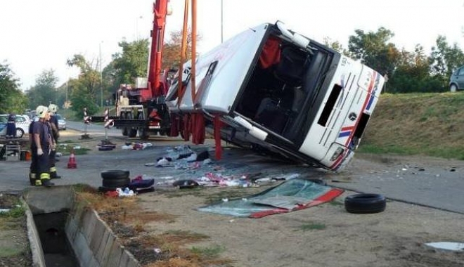 Trei morți, după ce un autobuz cu elevi a fost implicat într-un accident rutier - 1morta-1491129751.jpg