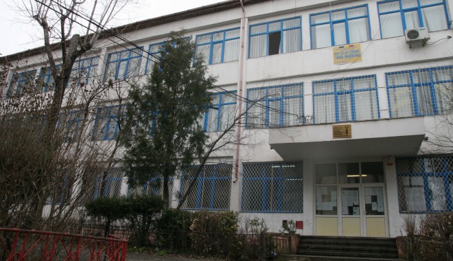 TRAFIC DE DROGURI lângă Liceul 