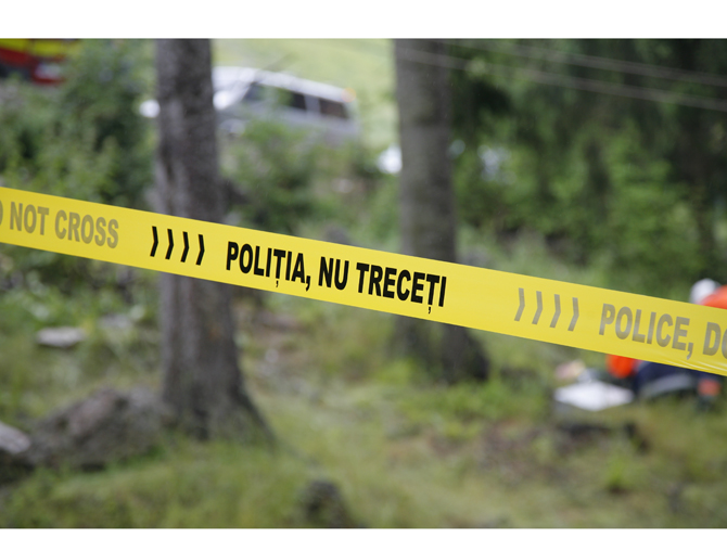 Foto - Moarte misterioasă. Bărbat găsit fără viață pe un câmp din apropierea unei ferme