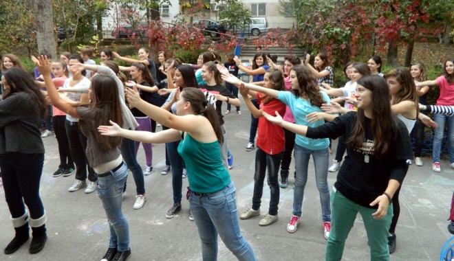 Voluntariatul influențează viitorul elevilor - 1scoala7-1350319894.jpg