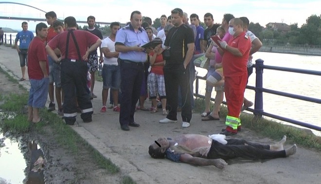 Moarte TRAGICĂ! Un CADAVRU a fost găsit plutind pe canalul Dunăre - Marea Neagră - 2-1371369198.jpg