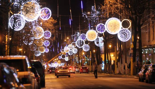 Imagini de poveste! Au fost aprinse luminițele în Constanța. Cum s-a pregătit orașul pentru Crăciun - 2-1417950144.jpg