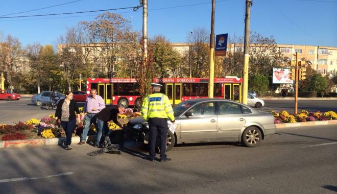 Galerie foto. Accident rutier la Dacia! Un motociclist, de urgență la spital - 2-1447584465.jpg