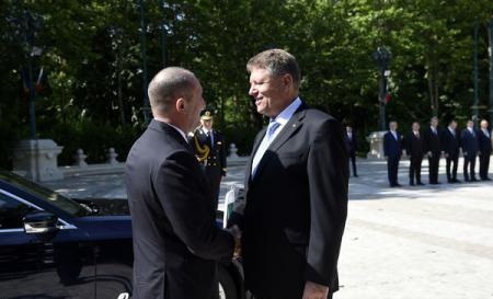 Președintele bulgar Rumen Radev, primit la Cotroceni de Klaus Iohannis - 2-1498635552.jpg