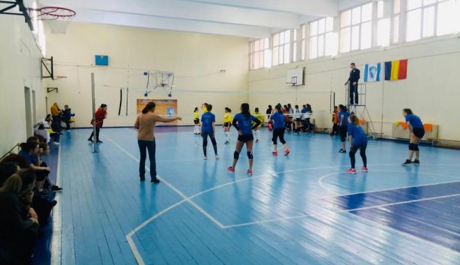 Elevii se întrec la Olimpiada de volei! - 2-1579341735.jpg
