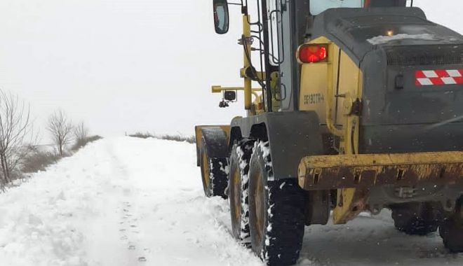 Ambulanţă cu pacient, blocată în localitatea Mihai Viteazu - 2-1611756294.jpg