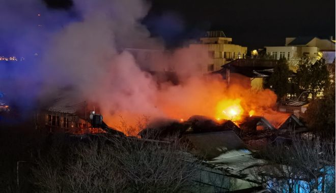 GALERIE FOTO / VIDEO. Incendiu puternic la Techirghiol. Flăcările s-au văzut de la kilometri! - 2-1611990300.jpg