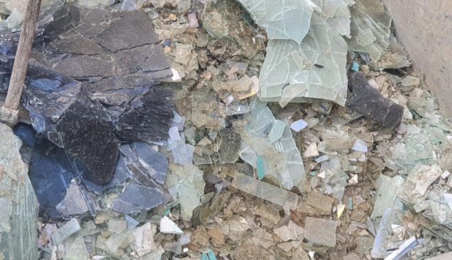Deșeuri de sticlă spartă, descoperite la P.T.F. Negru Vodă - 2-1618039898.jpg