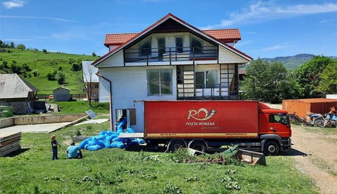 Poșta Română a donat zece tone de haine către persoanele nevoiașe