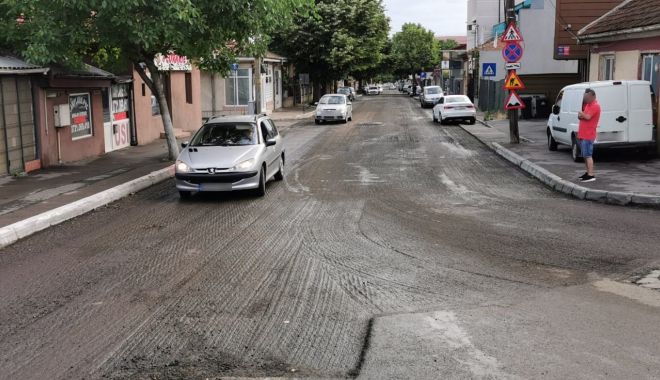 Se asfaltează o stradă intens circulată, din Constanţa! "Şoferii sunt rugați să nu parcheze pe trotuar sau pe carosabil"