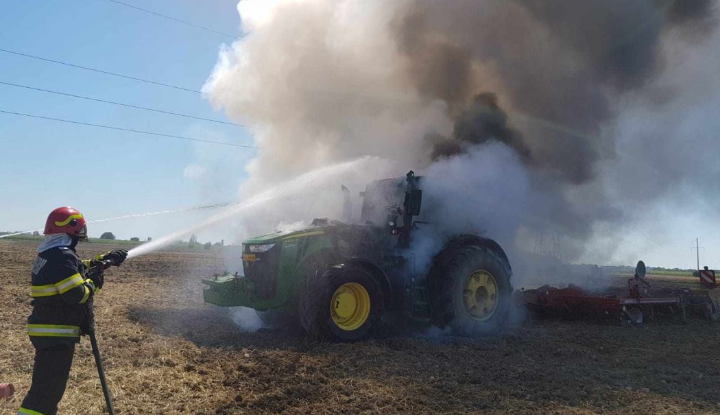 UPDATE Un tractor a fost cuprins de flăcări pe DN 2A, între localitățile Vadu Oii și Hârșova - 2-1755173491.jpg
