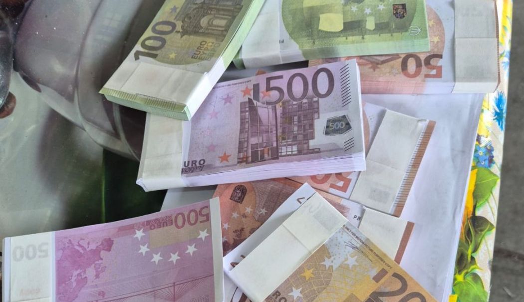 Captură record: 4,8 milioane de bancnote contrafăcute descoperite de Autoritatea Vamală Română şi Poliţia Română - 2-1760101434.jpg