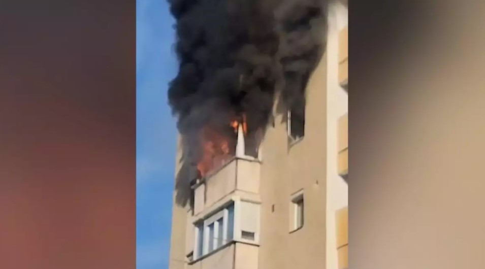 Incendiu într-un bloc. 25 de oameni evacuați după ce un apartament a fost cuprins de flăcări - 2-1779186290.webp