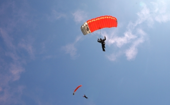 13 parașutiști au reușit să sară dintr-un avion care se prăbușea, în Noua Zeelandă - 20100907skydivingrsz-1420658924.jpg