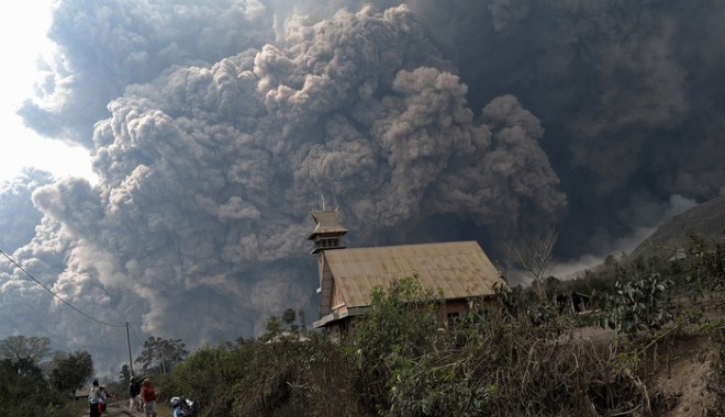 Sute de mii de persoane evacuate și aeroporturi închise în Indonezia, după erupția Vulcanului Kelud - 20140202466328281rszcrp-1392374310.jpg