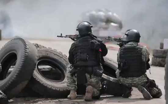 Conflictele din Ucraina, din ce în ce mai ample! Cinci morți în violențele din apropiere de Donețk - 20140426forelespecialeucrrszcrp-1400835340.jpg