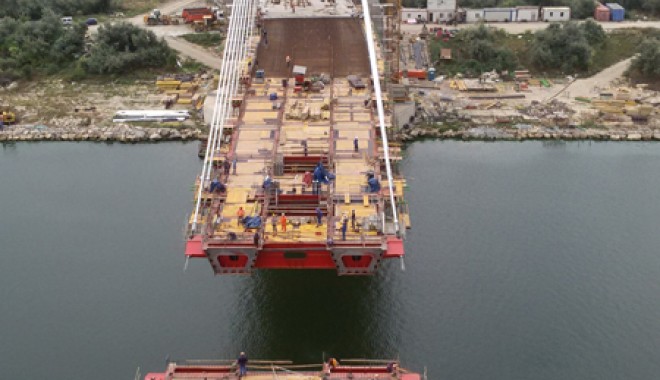 A fost montat tablierul metalic al podului de la km 0+540 al Canalului Dunăre - Marea Neagră - 20140822083230-1408724692.jpg