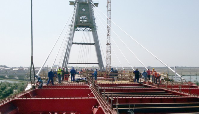 A fost montat tablierul metalic al podului de la km 0+540 al Canalului Dunăre - Marea Neagră - 20140822120423-1408724745.jpg