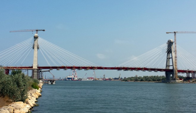 A fost montat tablierul metalic al podului de la km 0+540 al Canalului Dunăre - Marea Neagră - 20140822142802-1408724752.jpg