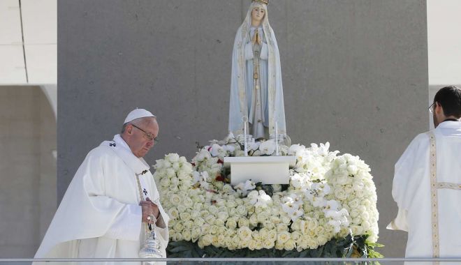 Papa, în vizită la sanctuarul Fecioarei Maria de la Fatima, în faţa a 200.000 de credincioşi