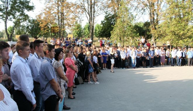 Reglementări pentru părinți în noua lege a învățământului preuniversitar: Ce obligații au în anul școlar 2023-2024 - 20180904085834-1692540355.jpg