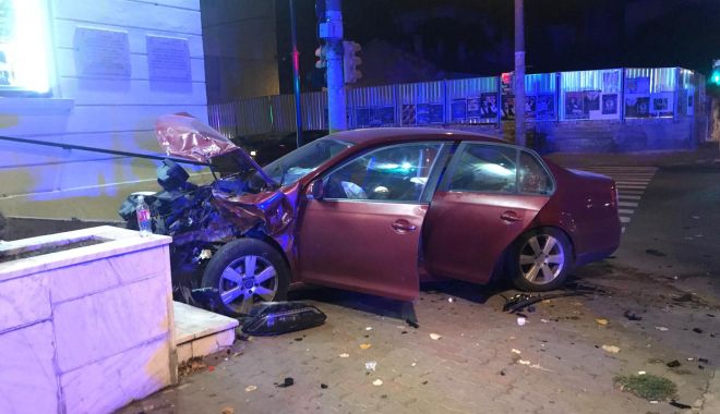 Accident rutier la Fantasio. Un autoturism a intrat în clădirea teatrului - 20181107203351-1541615666.jpg