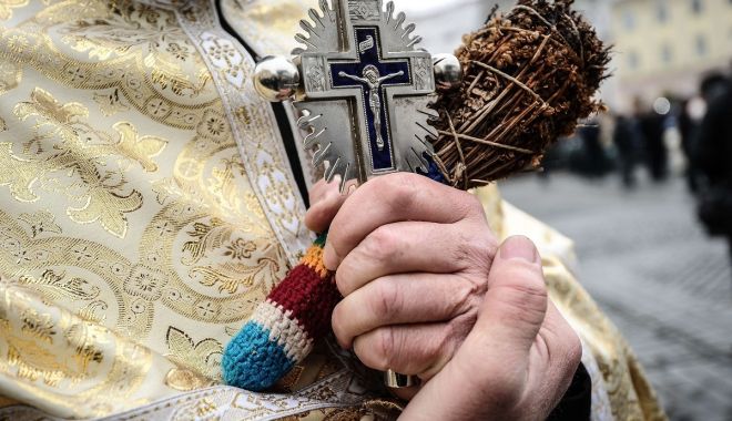 Boboteaza, una dintre cele mai mari sărbători ale creștinătății. Tradiții și obiceiuri - 201901041procesiunedeboboteazain-1546764020.jpg
