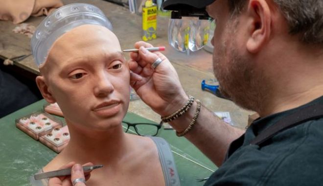 Ai-Da, primul robot din lume care pictează - 20190211t033611z1lynxnpef1a064rt-1549886616.jpg