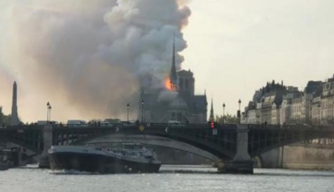 Imagini incredibile! Catedrala Notre-Dame din Paris arde ca o torță - 20190415205429-1555351036.jpg