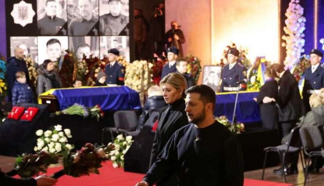 Zelenski a asistat la ceremonia funerară pentru oficialii decedaţi în elicopterul prăbuşit lângă Kiev - 20230121t105850z126787032rc2xuy9-1674316897.jpg