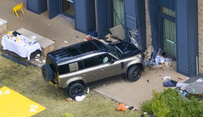 O mașină a intrat în clădirea unei școli primare din Londra. Un copil a murit, alți 6 au fost răniți