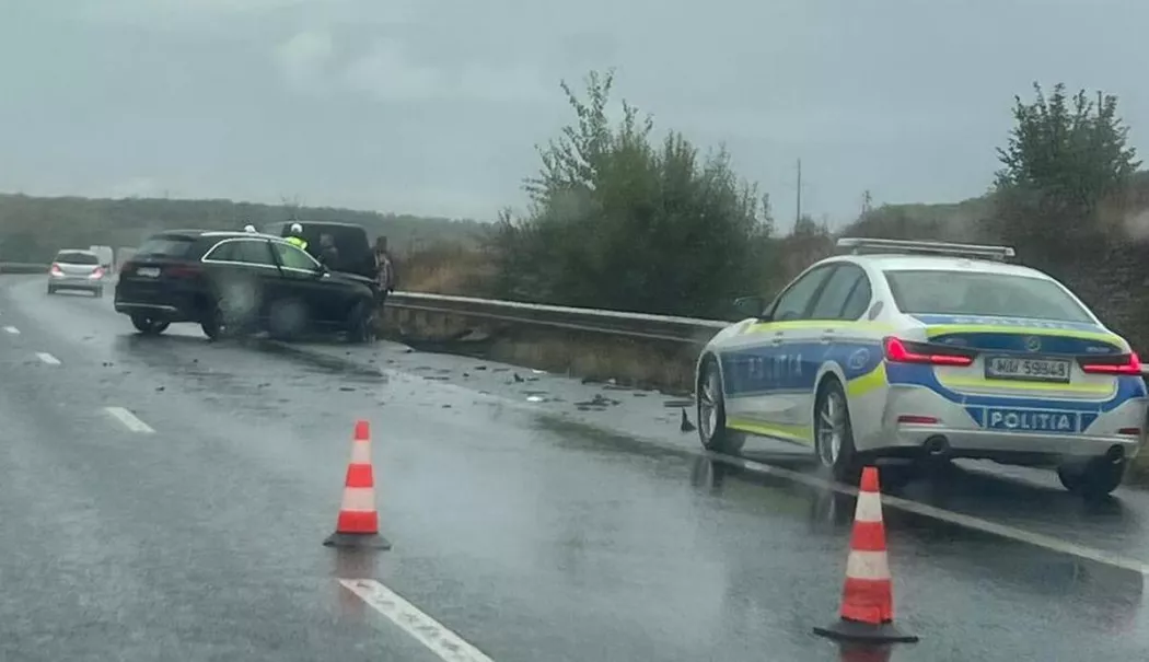 Un autoturism a intrat în parapetul de pe DN 22, la Tașaul. Traficul este restricționat pe o bandă