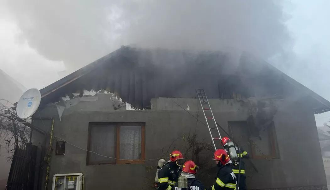 UPDATE Incendiu la o casă din cartierul Brătianu. Intervin pompierii - 202501021incendiulaocasa15781-1767515827.webp