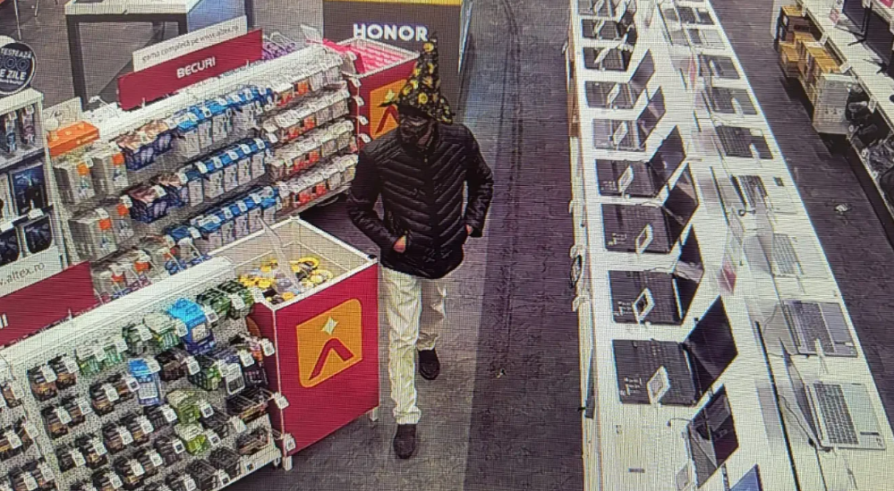 Un hoț deghizat de Halloween a furat un laptop de 10.700 de lei dintr-un magazin - 20251101-1-1761995902.png