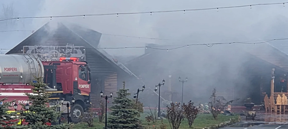 Femeie carbonizată într-un incendiu izbucnit la o pensiune. Şapte persoane au fost evacuate