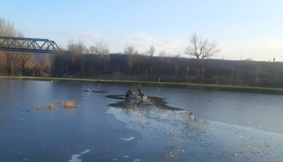Cum s-a produs tragedia în care doi frați au pierit în apele unui lac. Tatăl copiilor a sărit după ei în apă - 20251228-1766910368.webp