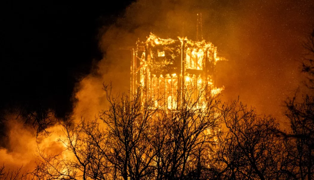 Haos de Revelion. Violențe fără precedent, doi morți din cauza artificiilor și biserică mistuită de flăcări