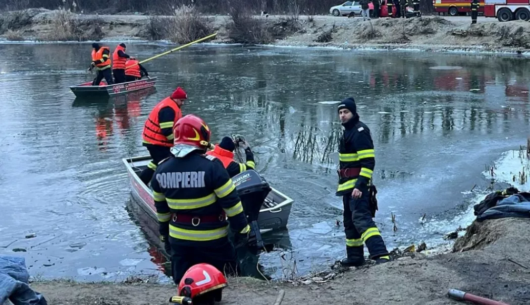 Alertă! Doi bărbați care se aflau la pescuit au căzut în râu. Unul dintre ei este resuscitat
